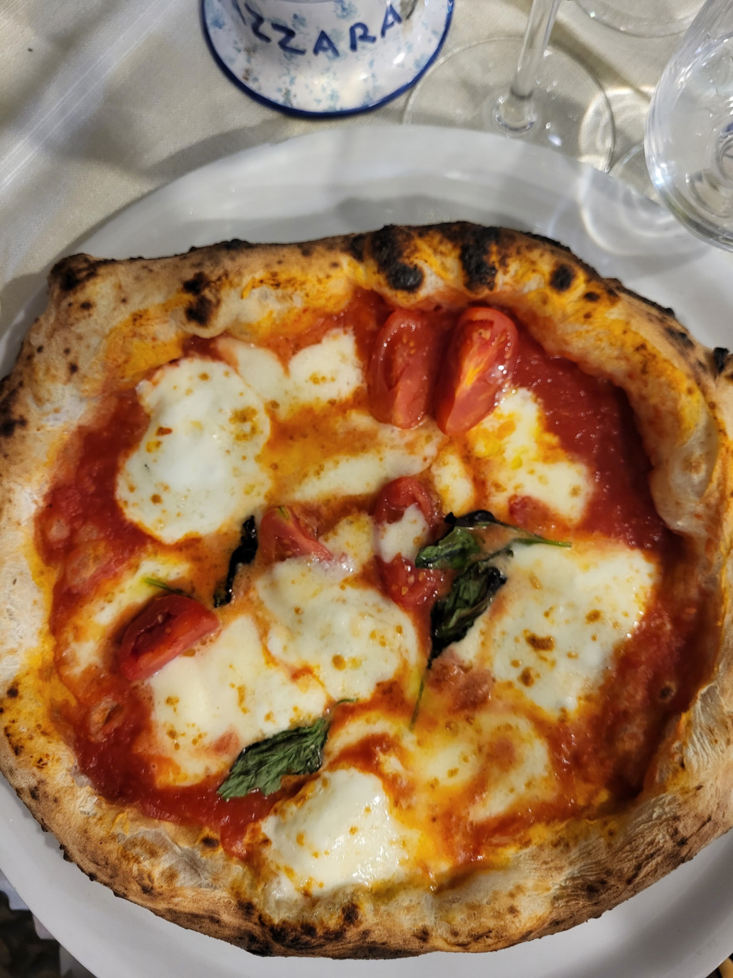 Pizza margherita napoletana in una pizzeria tipica vicino al Museo Archeologico di Napoli