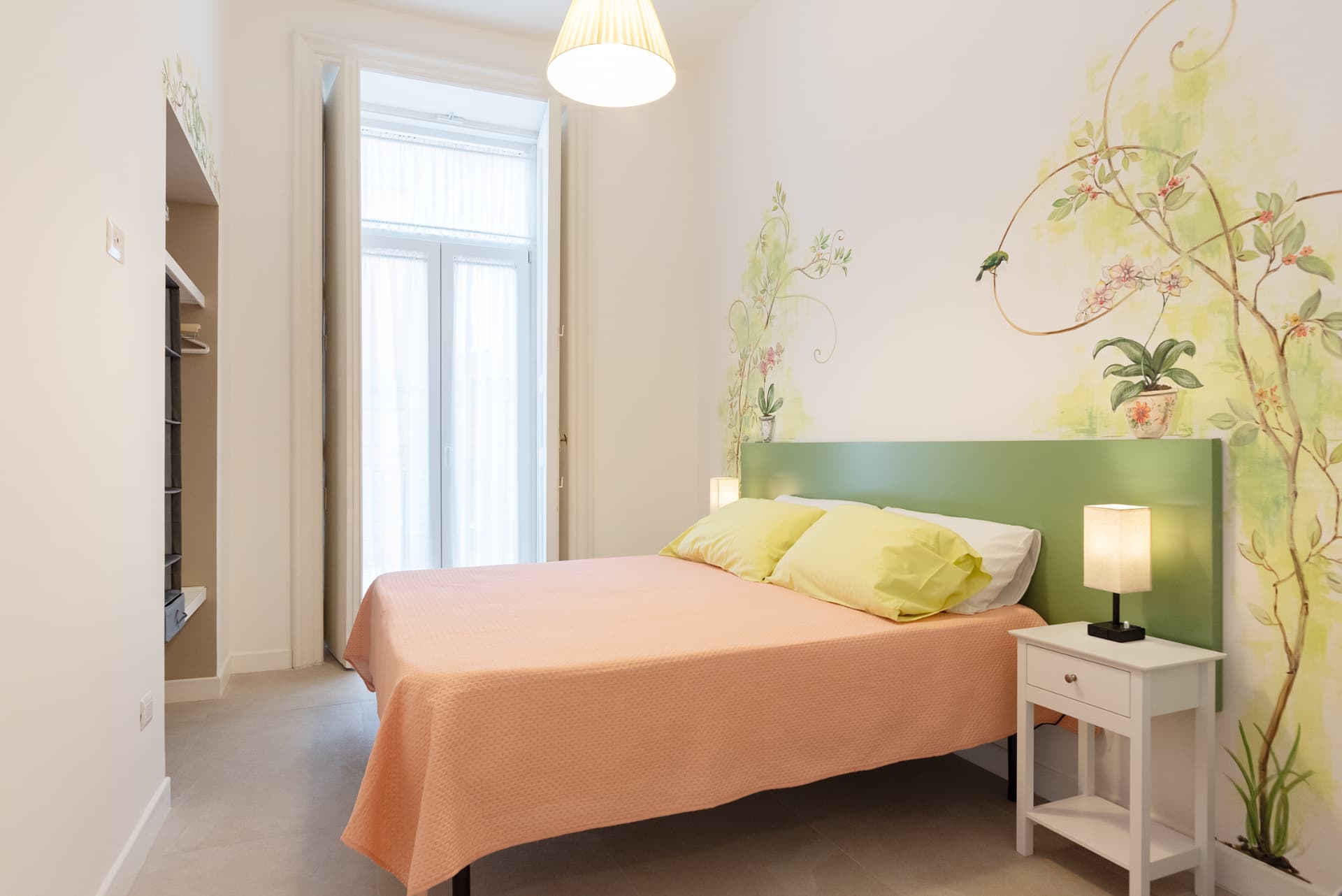 Seconda camera da letto con murale floreale nel Centro Storico di Napoli, appartamento L'Orchidea al Museo