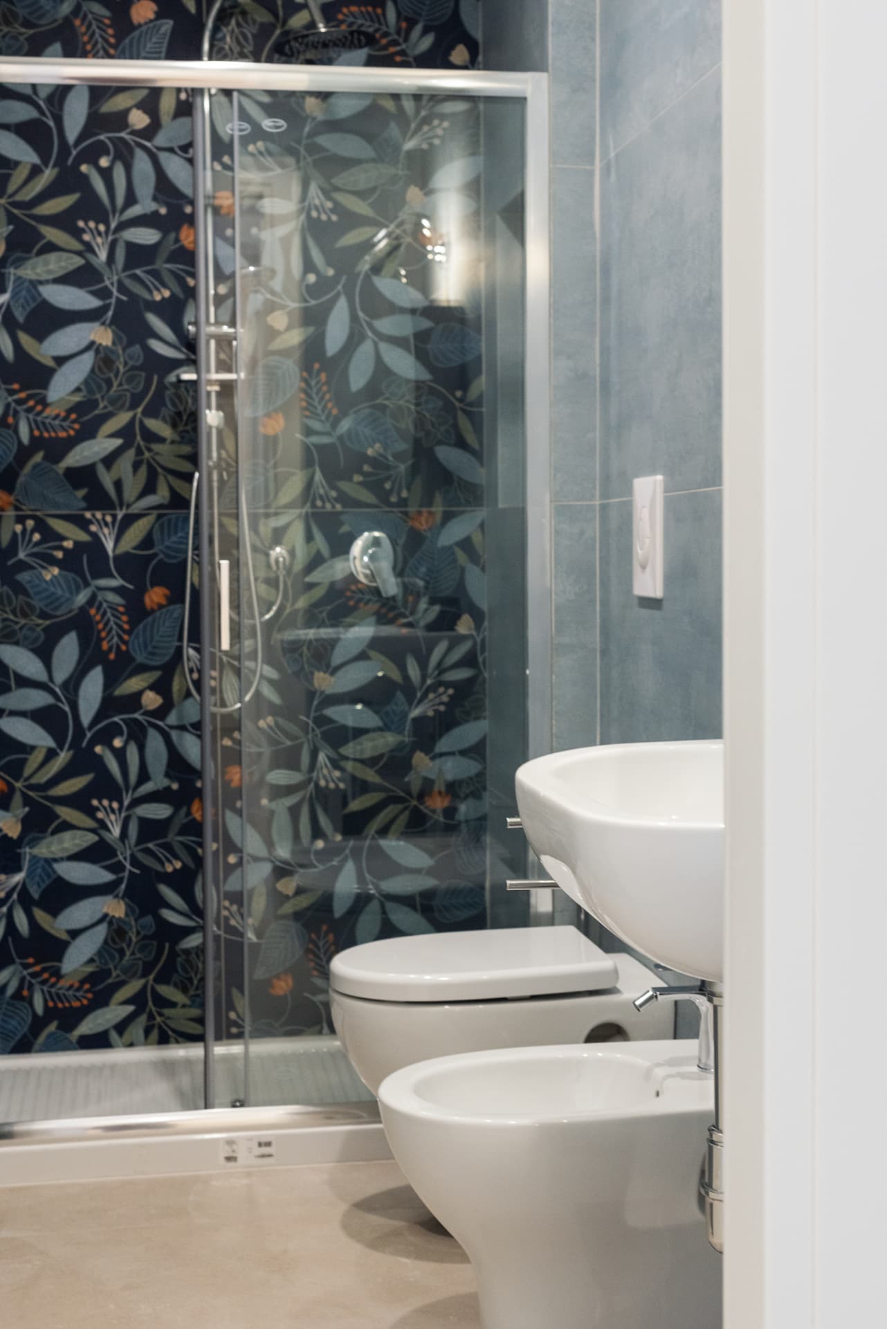Secondo bagno con doccia, piastrelle floreali blu, wc e bidet, casa vacanza vicino al MANN a Napoli
